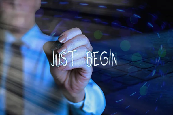 Escrevendo um bilhete mostrando Just Begin. Foto de negócios mostrando para começar a acontecer Comece a fazer algo no negócio ou um trabalho . — Fotografia de Stock
