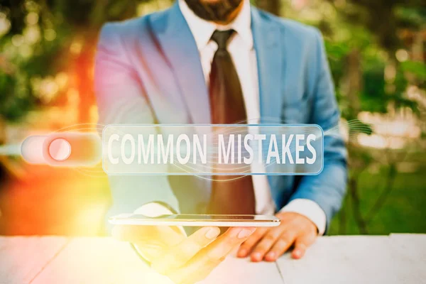 Manuscrito de texto escrevendo erros comuns. Conceito que significa ações que são frequentemente usadas intercambiavelmente com erro . — Fotografia de Stock