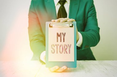 Hikayemi gösteren kavramsal el yazısı. İş fotoğrafı metni hayattaki birinin başına gelen şeyleri ya da durumları gösteriyor. Önünde kopya alanı olan boş bir kağıt tutuyor..