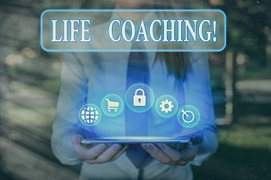 Yaşam koçluğunu gösteren bir not yazıyorum. Kariyerlerindeki hedeflerine ulaşmada yardımcı olmak için işe alınan iş fotoğrafı sergisi çalışanı.