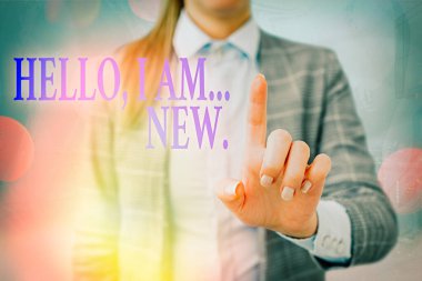 Merhaba Ben yeniyim diye el yazısı. Kullanılan selamlamanın anlamını kavra ya da telefon konuşmasına başla.