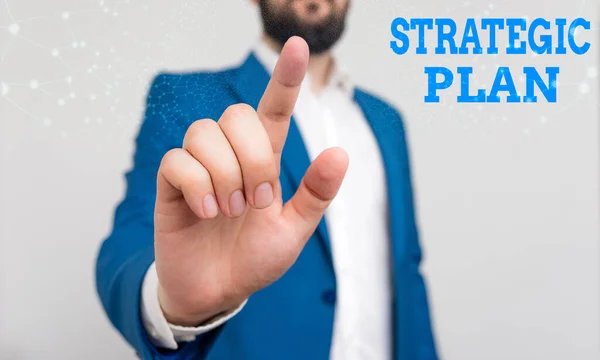 Schrijfbriefje met strategisch plan. Zakelijke foto toont een systematisch proces van het voorstellen van een gewenste toekomst Zakenman met wijzende vinger voor hem. — Stockfoto
