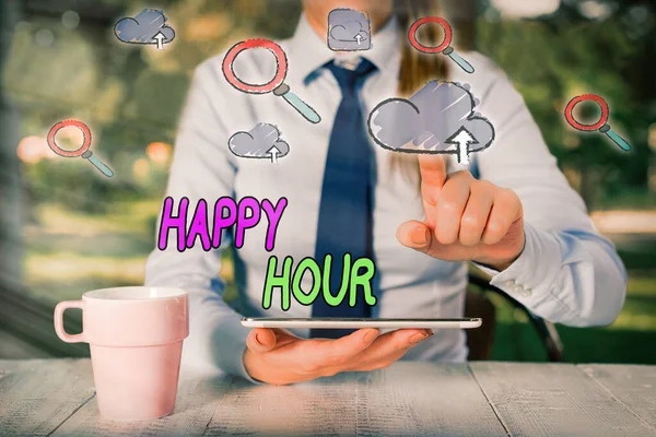 Konceptualny rękopis pokazujący Happy Hour. Prezentacja zdjęć biznesowych, gdy napoje są sprzedawane po obniżonych cenach w barze lub restauracji. — Zdjęcie stockowe