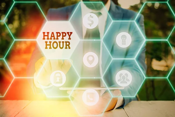 Manuscrito texto escrevendo Happy Hour. Conceito significado quando as bebidas são vendidas a preços reduzidos em um bar ou restaurante . — Fotografia de Stock