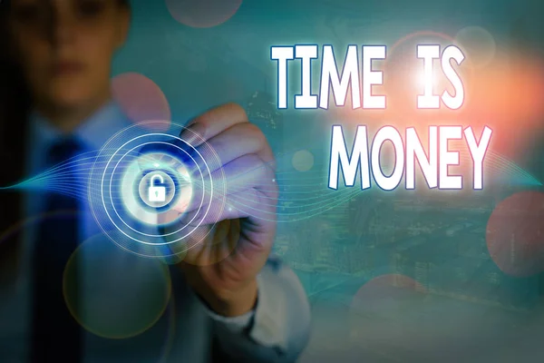Escrita de mão conceitual mostrando Time Is Money. O tempo de texto da foto de negócios é um recurso valioso Faça as coisas o mais rápido possível . — Fotografia de Stock
