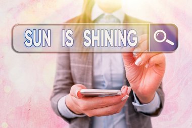 Yazı, güneşin parladığını gösteriyor. Kavramsal fotoğraf sıcaklığı, mutluluğu ve zevki yayar..