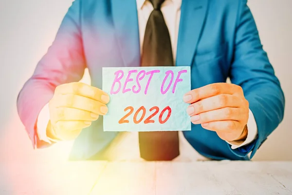 Handschriftlicher Text Best Of 2020. Konzept bedeutet, dass große und wunderbare Dinge und Ereignisse auf 2020 geschehen sind Der Mensch hält leeres Papier mit Kopierraum vor sich.. — Stockfoto