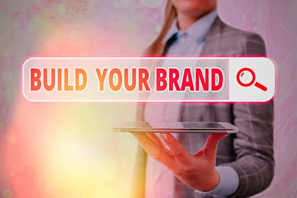 자신의 브랜드를 만드는 것을 보여 주는 손 글씨이다. 광고 캠페인을 사용하여 브랜드의 공정성을 향상시키는 비즈니스 사진. — 스톡 사진