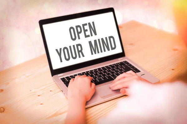 Schrijfbriefje met Open Your Mind. Zakelijke foto presentatie om verschillende ideeën of manieren van denken te kunnen begrijpen. — Stockfoto