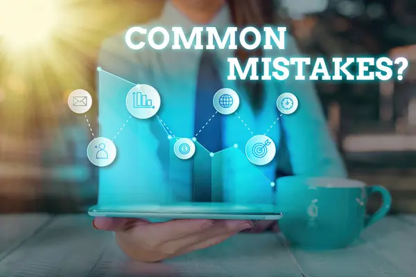 कॉन्सेप्टुअल हैंड राइटिंग जो सामान्य गलतियों का प्रश्न दिखाती है। व्यापार फोटो पाठ दोहराएँ कार्य या निर्णय गलत बनाने में गुमराह . — स्टॉक फ़ोटो, इमेज