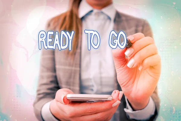 Textschild mit der Aufschrift Ready to Go. Konzeptionelles Foto vorbereitet und geeignet für einen Umzug oder eine Reise an einen anderen Ort. — Stockfoto