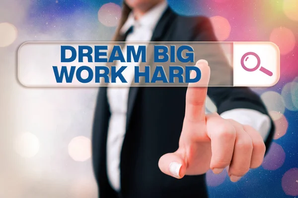 Escribiendo nota mostrando Dream Big Work Hard. Exhibición de fotos de negocios Cree en ti mismo y sigue los sueños y metas . — Foto de Stock