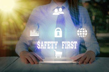 Önce Güvenlik yazılı el yazısı metin. Kavram anlamı en önemli şey güvenli olmak olduğunu söylemek için kullanılır.