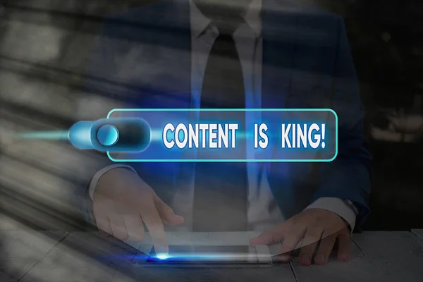 Handgeschreven tekst schrijven van inhoud is koning. Concept betekent marketing gerichte groeiende zichtbaarheid niet-betaalde zoekresultaten. — Stockfoto