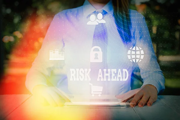 Handgeschreven tekst schrijf risico vooruit. Begrip dat een waarschijnlijkheid of dreiging van schade, letsel, aansprakelijkheid, verlies. — Stockfoto