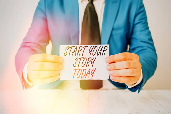 Conceptueel handschrift met Start Your Story Today. Zakelijke foto tekst hard werken aan jezelf en beginnen vanaf dit moment Man houdt leeg papier met kopieerruimte voor hem Ruimte. — Stockfoto