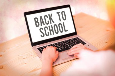 Okula Dönüş 'ü gösteren bir not yazıyorum. İş fotoğraflarının sergilenmesi, yeni bir öğrenim yılının başlangıcıyla ilgilidir..