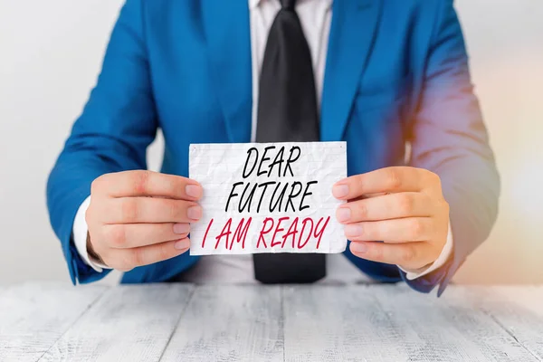 Konceptuell handstil som visar Dear Future I Am Ready. Affärsfoto text staten åtgärd situation som är fullt förberedd Man håller tomt papper med kopieringsutrymme framför sig Space. — Stockfoto