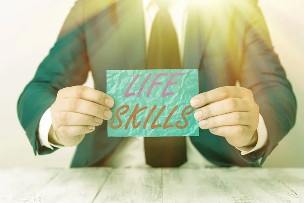 Scrivere testi Life Skills. Concetto che significa abilità necessaria per la piena partecipazione alla vita di tutti i giorni L'uomo tiene carta vuota con spazio di copia davanti a sé Copia spazio . — Foto Stock