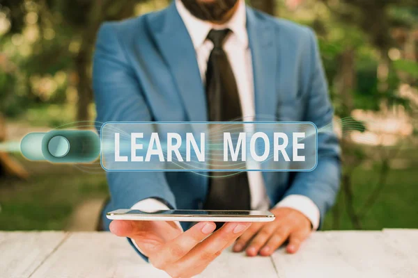 Handschrift tekst schrijven Leer meer. Concept betekent kennis of vaardigheden verworven door instructie Aanzienlijk leren. — Stockfoto