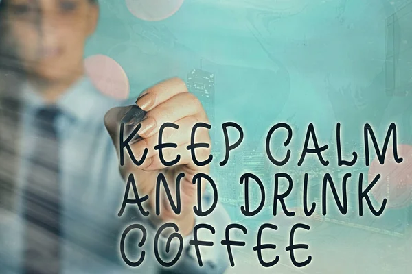 Kelime yazma metni: Sakin ol ve kahve iç. Kafein içip rahatlamak için iş konsepti. — Stok fotoğraf