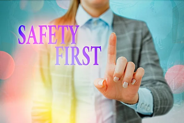 Pismo odręczne pisanie tekstu bezpieczeństwo First. Pojęcie znaczenie mówi, że najważniejszą rzeczą jest, aby być bezpiecznym. — Zdjęcie stockowe