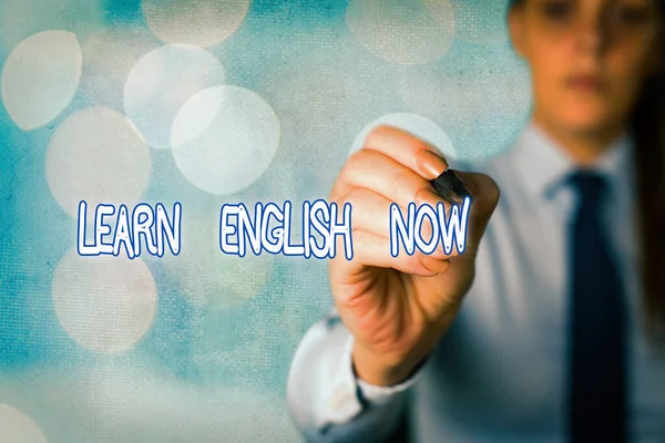 현재는 영어를 배우고 있다. 영어를 습득하거나 습득하기 위한 사업 개념. — 스톡 사진