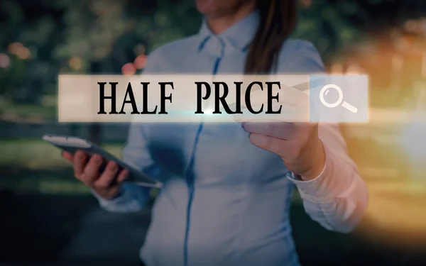 Fogalmi kézírás a Half Price-ról. Üzleti fotó bemutatja fele a szokásos ár, amelyen valamit kínálnak eladásra. — Stock Fotó