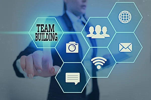 Note d'écriture montrant Team Building. Photo d'entreprise présentant différents types d'activités utilisées pour améliorer les relations sociales . — Photo