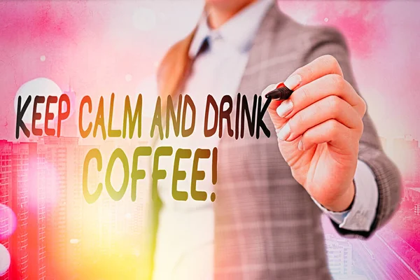 Tekst pisania słów Zachowaj spokój i pij kawę. Biznes koncepcja zachęcić do picia kofeiny i relaks. — Zdjęcie stockowe