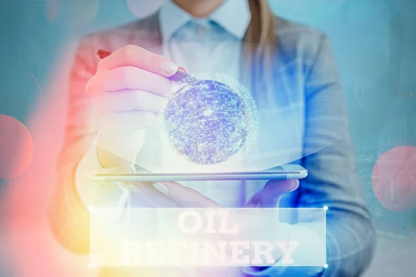 石油精製所を示すテキスト記号。原油を石油に変換する概念写真産業プロセスNASAが提供するこの画像の要素. — ストック写真