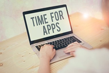 Uygulamalar için Zaman gösteren not yazılıyor. İş fotoğrafı sergisi teknolojileri kullanarak uygulama veya hizmetlerden yararlanıyor.