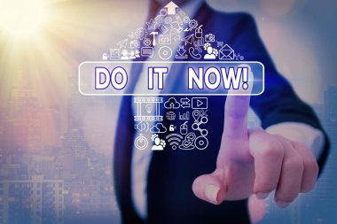 Şimdi Yap'ı gösteren kavramsal el yazısı. İş fotoğraf vitrin tereddüt değil ve hemen çalışmaya veya şeyler yapmaya başlayın.