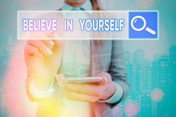Πινακίδα που δείχνει "Πίστεψε στον εαυτό σου". Εννοιολογική φωτογραφία κοινή συμβουλή ότι μπορείτε να κάνετε τα πάντα. — Φωτογραφία Αρχείου