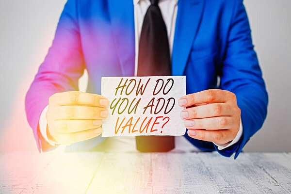 Концептуальный почерк, показывающий, как добавить вопрос стоимости. Текст деловой фотографии улучшает работу в процессе производства Человек держит пустую бумагу с копировальным местом перед собой Пространство
.