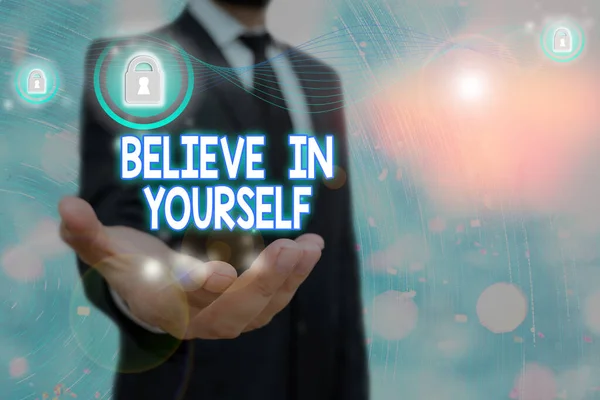 Scrivere un biglietto che mostri "Credi in te stesso". Business foto in mostra pezzo comune di consiglio che si può fare tutto . — Foto Stock