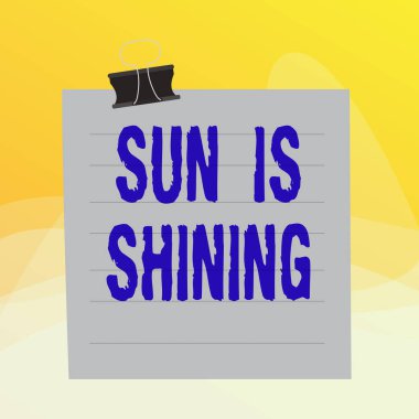 Sun is Shining 'i gösteren bir not yazıyorum. Bunu gösteren iş fotoğrafı ise sıcaklığı, mutluluğu ve zevki yayıyor. Kağıt satırları bağlayıcı süpler not defteri renk arkaplanı.