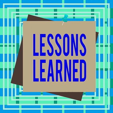 Ders Öğrenilmiş 'i gösteren metin işareti. Deneyimle kazanılan bilgi ya da anlayış kavramsal fotoğraf Renk arkaplan küçük resim tack tack not iliştirilmiş ofis iğnesi karesi.