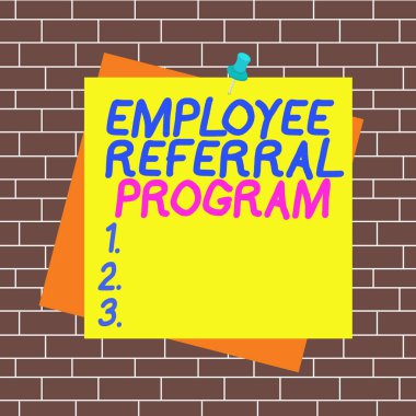 Çalışan Sevk Programını gösteren metin işareti. Kavramsal fotoğraf çalışanları, acemileri tanıttıkları için ödüllendirilirler. Renk arkaplanı raptiye etiketi ofis iğnesi karesine iliştirilmiş.