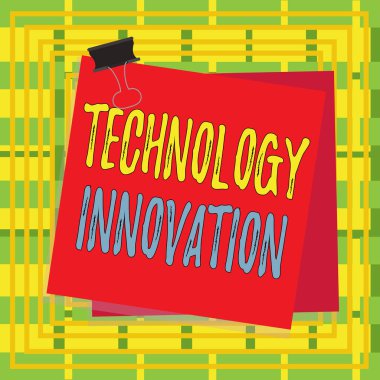 Teknoloji İnovasyonunu gösteren metin işareti. Kavramsal fotoğraf önemli teknolojik ürün değişiklikleri Kağıt cilt ataç renkli arkaplan hatırlatma memo ofis arzı.