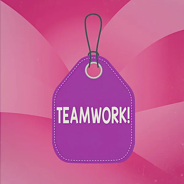 Schreibnotiz, die Teamwork zeigt. Business-Foto präsentiert kombinierte Aktion der Gruppe vor allem, wenn effektive und effiziente Leere Tag bunten Hintergrund Etikett Rechteck befestigen String. — Stockfoto
