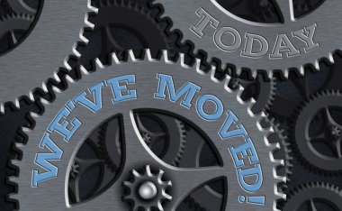 Taşındığımızı gösteren kavramsal el yazısı. İş fotoğrafı gösterimi bir konuttan başka bir yere taşınacak.