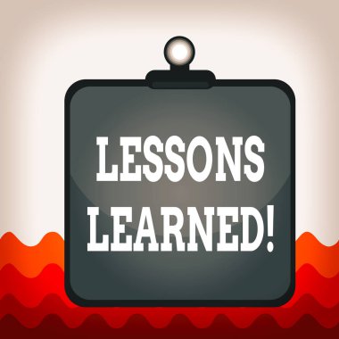 Derslerin Öğrenildiğini gösteren kavramsal el yazısı. İş fotoğrafı metni, pano renkli arkaplan klipsini aktif olarak alacak damıtılmış projeyi deneyimliyor..