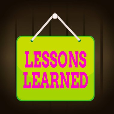 Ders Öğrenilmiş 'i gösteren bir not yazıyorum. Deneyimle kazanılmış bilgi veya anlayışı gösteren iş fotoğrafı boş panoyu hatırlatan boş arkaplan dikdörtgeni.