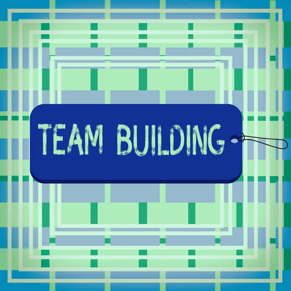 Signo de texto que muestra Team Building. Foto conceptual varios tipos de actividades utilizadas para mejorar las relaciones sociales Etiqueta etiqueta placa rectángulo en forma de espacio vacío cadena colorido fondo . —  Fotos de Stock