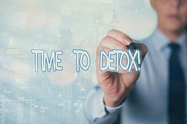 Detox 'a kelime yazma zamanı. İş konsepti, vücudunuzu toksinlerden arındırdığınızda ya da ilaç tüketmeyi bıraktığınızda.