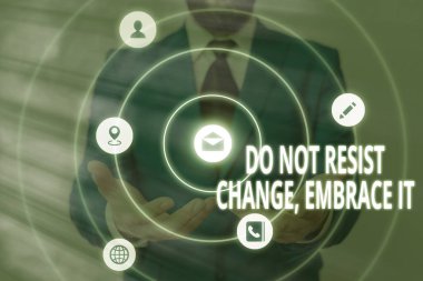 Değişikliğe Direnme Kucakla 'yı gösteren metin işareti. Kavramsal fotoğraf değişikliklere açık ol yeni şeyleri dene olumlu.