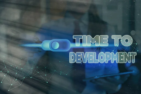 Szöveges jel, ami a fejlesztésig eltelt időt mutatja. Fogalmi fotó az az időtartam, amely alatt a cég növekszik vagy fejlődik. — Stock Fotó