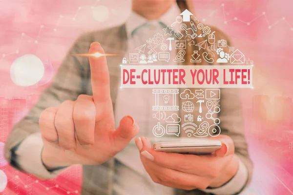 Escribiendo nota mostrando De Clutter Your Life. Exhibición de fotos de negocios eliminar elementos innecesarios de lugares desordenados o hacinados . — Foto de Stock