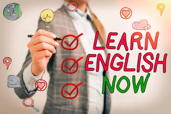 Γράφοντας Σημείωση εμφάνιση μάθετε Αγγλικά τώρα. Επαγγελματική φωτογραφία που επιδεικνύει κέρδος ή απόκτηση γνώσεων και δεξιοτήτων της αγγλικής γλώσσας. — Φωτογραφία Αρχείου